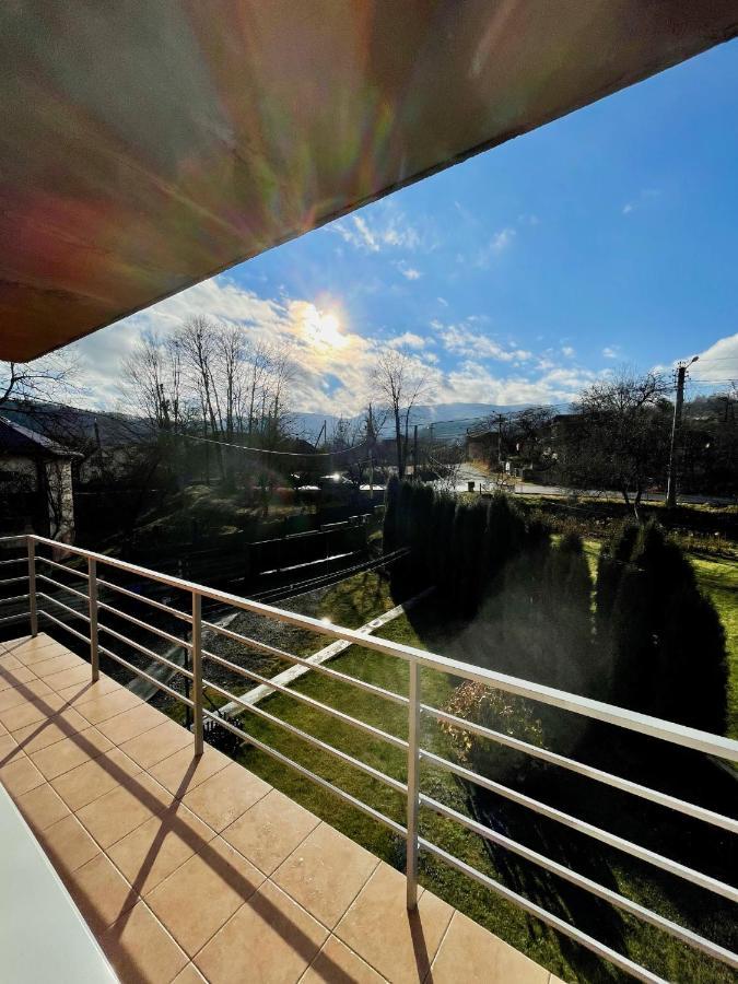Отель Yaremche House Экстерьер фото